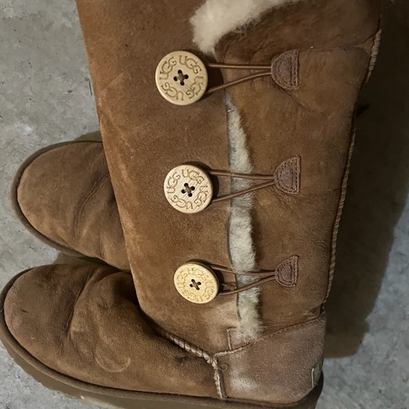 UGGS bailey button boots *very worn* - Picture 5 of 6